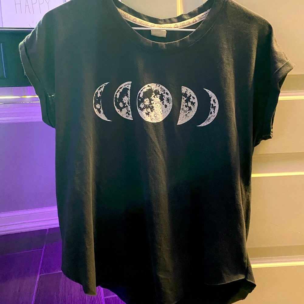 Cute recycled material shirt has a cool graphic in the front and back
